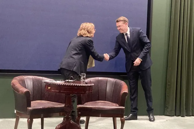 Monica Porzionator receives the prize on stage