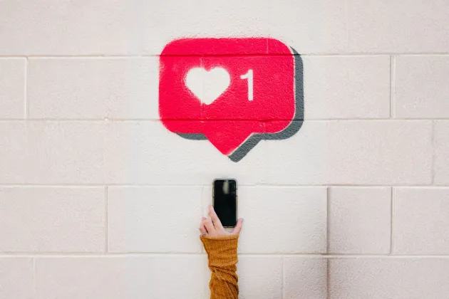 Illustrative picture: hand, mobile, heart