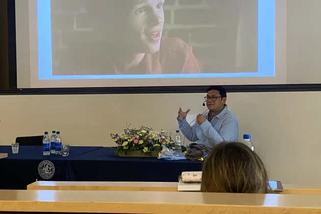 Hario framför en storbildsskärm med pågående filmvisning