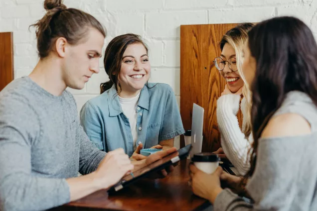 Glada studenter som diskuterar